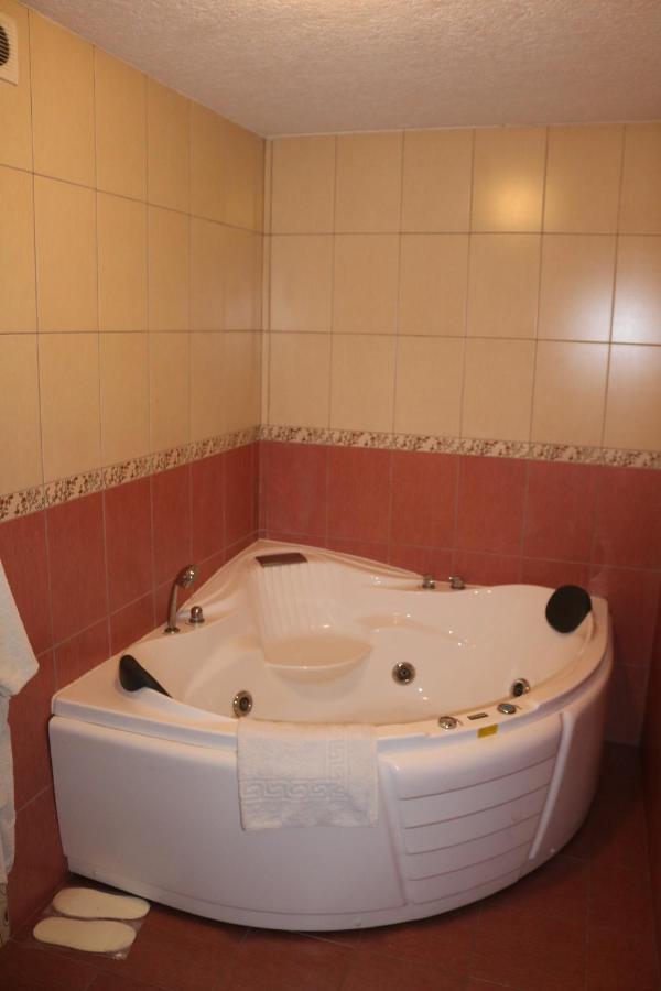 Готель ***Феєрія Tyachiv Exterior foto
