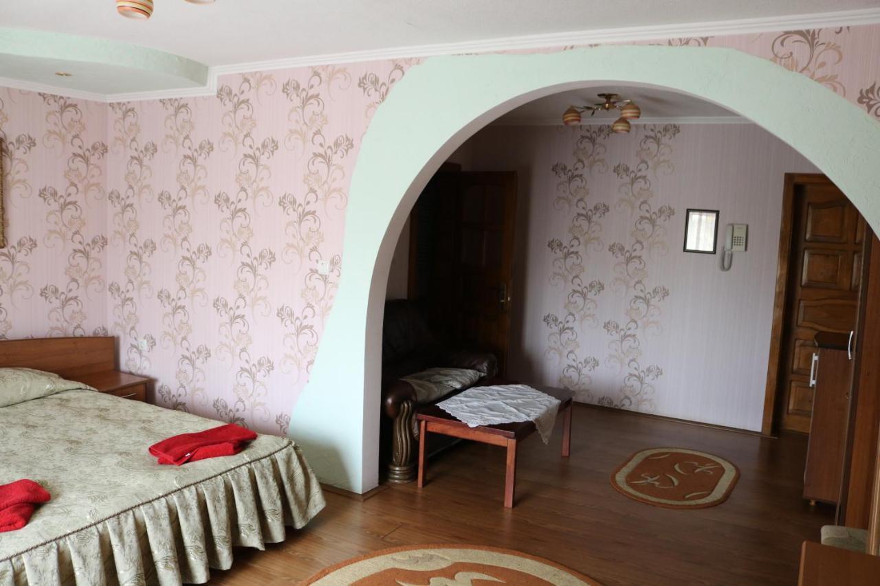 Готель ***Феєрія Tyachiv Exterior foto